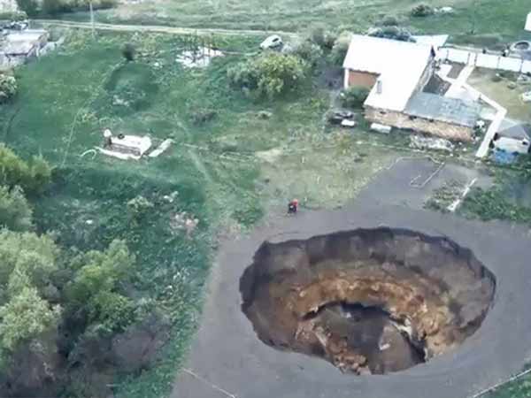 Sudden Giant Sinkhole in Russias Village - Shocking Video Sudden Giant Sinkhole in Russias Village - Shocking Video