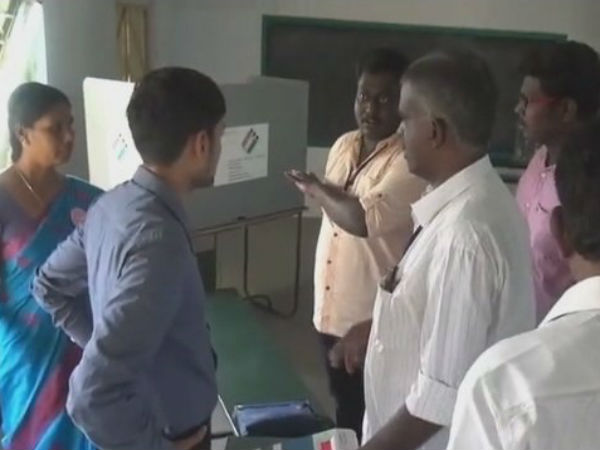 Devottees who wear Saffron and Green colour dhotis are not allowed for voting in Sulur Devottees who wear Saffron and Green colour dhotis are not allowed for voting in Sulur