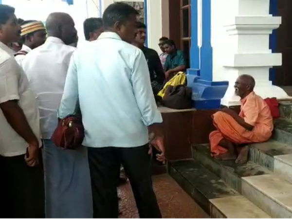 பார்ப்பவர்களிடம் உணவு