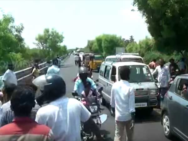 வேன் மீது மோதி விபத்து
