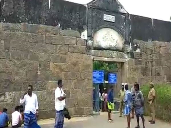 A sudden entrance fee to enter the Vattakottai .. People have a strong argument with the staffs A sudden entrance fee to enter the Vattakottai .. People have a strong argument with the staffs