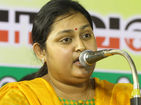 Actress Vindhya says that DMK wants to handover India to Italy Actress Vindhya says that DMK wants to handover India to Italy