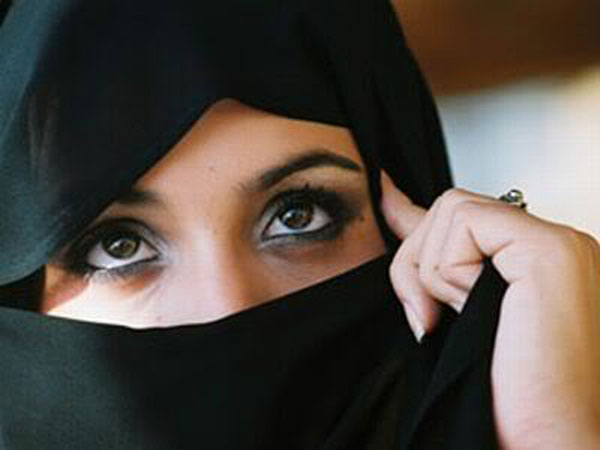 Burka given to Islamic womens by BJP members .. Ramlana Prize in Mumbai Burka given to Islamic womens by BJP members .. Ramlana Prize in Mumbai