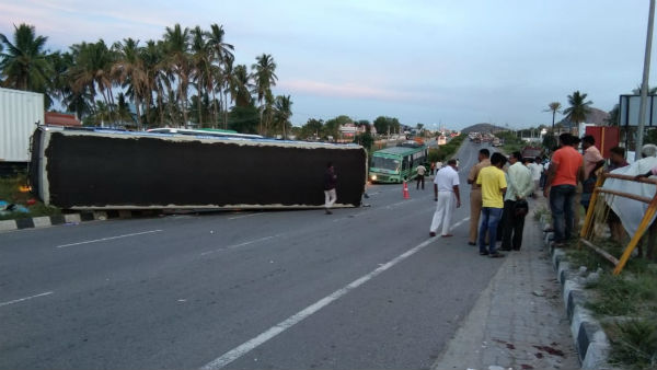 Accident near Hosur three killed including a female baby after a lorry hits Accident near Hosur three killed including a female baby after a lorry hits