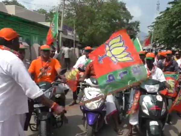 இடதுசாரிகளை வளைத்த பாஜக