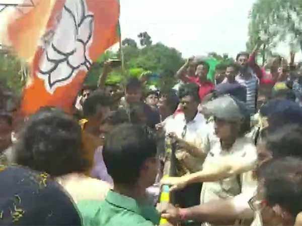 West Bengal: Clash broke out between BJP workers & police in Gangarampur West Bengal: Clash broke out between BJP workers & police in Gangarampur