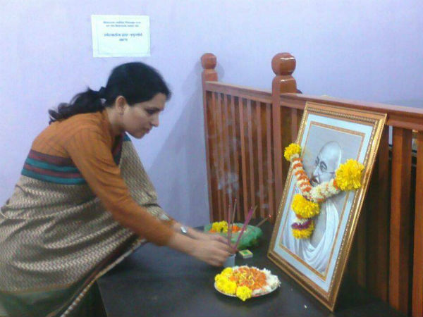 Lift the image of Gandhi from the rupee banknote .. controversy erupted by the female officer of Twitter Lift the image of Gandhi from the rupee banknote .. controversy erupted by the female officer of Twitter