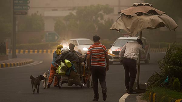 Heavy dust storm hits Delhi Heavy dust storm hits Delhi