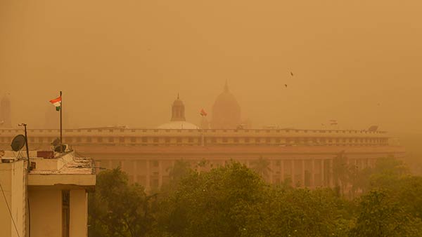 Heavy dust storm hits Delhi Heavy dust storm hits Delhi