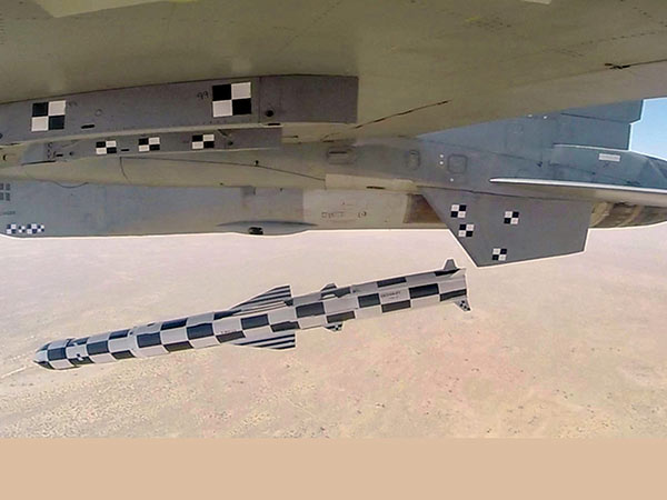 Indias high-speed supersonic BrahMos missile test successful Indias high-speed supersonic BrahMos missile test successful