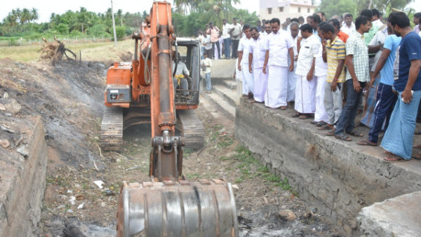 TN Minister launches cleaning of water resources TN Minister launches cleaning of water resources