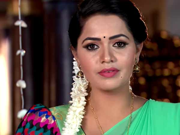 தேவராஜ் அருகில் யாழினி