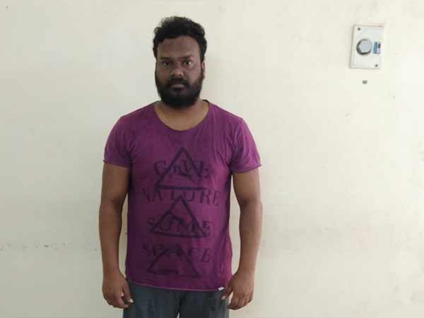மிரட்டிய போலி