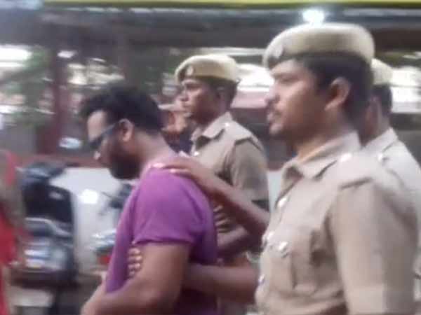 போலீசில் சிக்கிய போலி
