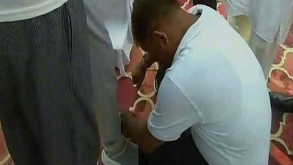 Viral Video about Govt Officer tie the Ministers Shoelace Viral Video about Govt Officer tie the Ministers Shoelace