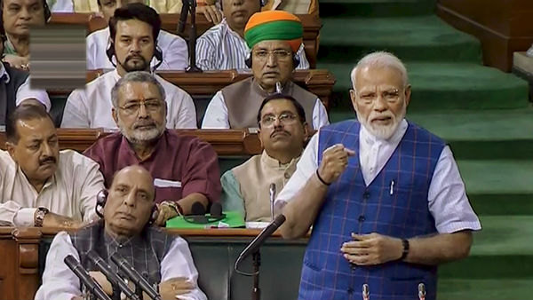 Congress never praised even Manmohan Singh, says Narendra Modi Congress never praised even Manmohan Singh, says Narendra Modi