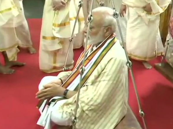 குருவாயூர் கோவிலில் எடைக்கு எடை தாமரை பூ துலாபாரம் கொடுத்து வேண்டுதலை நிறைவேற்றினார் பிரதமர் மோடி! 