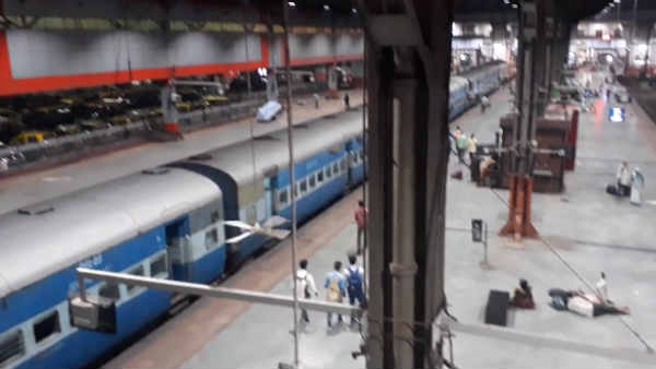 Mumbai: Woman thrashes railway staffer for stealing her mobile phone Mumbai: Woman thrashes railway staffer for stealing her mobile phone
