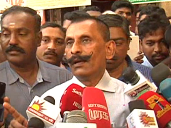 எஸ்பியிடம் சொல்கிறார்கள்