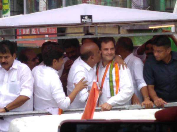நன்றி சொல்ல வந்த ராகுல் காந்திக்கு..  முத்தம் கொடுத்த காங். நிர்வாகி.. பேரணியில் பரபரப்பு 