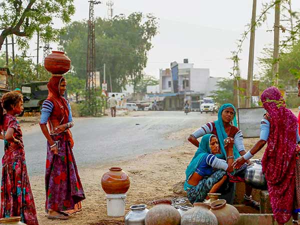 சூறைக்காற்றில் ஒருவர் பலி