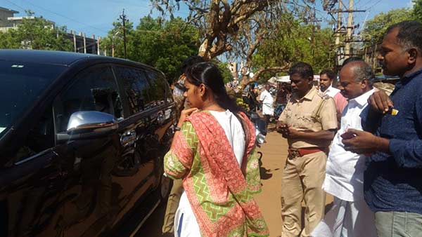 Rs 8 lakh stolen from car in Alangulam Rs 8 lakh stolen from car in Alangulam