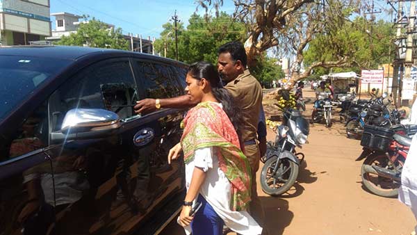 Rs 8 lakh stolen from car in Alangulam Rs 8 lakh stolen from car in Alangulam