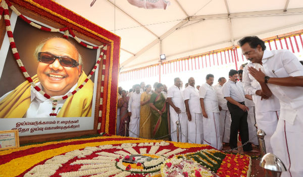 அறிவாயலத்தில் ஸ்டாலின் மரியாதை