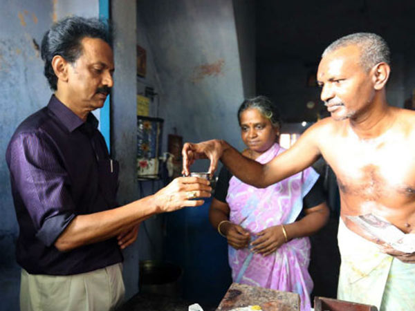 DMK Leader drink MK Stalin tea with Senthil Balaji and Jothimani in Aravakurich Main Road DMK Leader drink MK Stalin tea with Senthil Balaji and Jothimani in Aravakurich Main Road