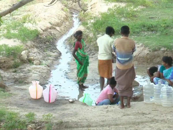 Peoples wandering for water near madurai.. karungalakudi villagers Seek the face of drought Peoples wandering for water near madurai.. karungalakudi villagers Seek the face of drought