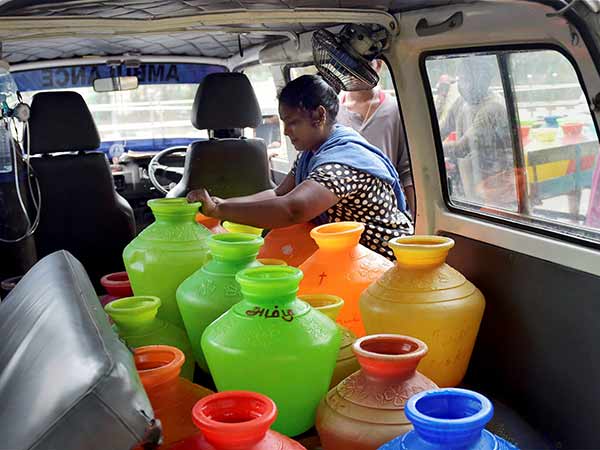 குடியிருப்பு வாசிகளிடம் கட்டணம்