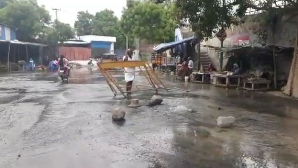அதிகாரிகளோ ஊழியர்களோ