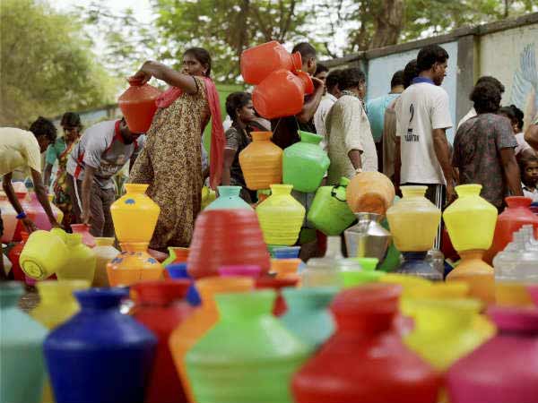 வீடுகளை காலி செய்யும் மக்கள்