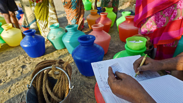Chennai affected by Thirsty.. Water distributed by token method Chennai affected by Thirsty.. Water distributed by token method