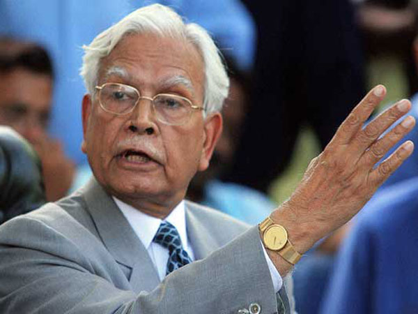 The party will split if anyone other than the Gandhi family becomes the leader of the Congress.. Natwar Singh The party will split if anyone other than the Gandhi family becomes the leader of the Congress.. Natwar Singh