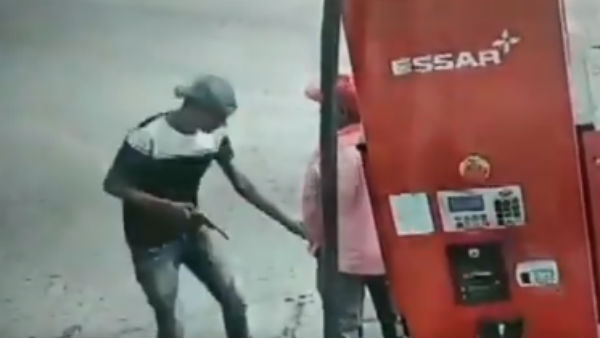 Bike man at gun point looted Rs 2500 in Aligarh Bike man at gun point looted Rs 2500 in Aligarh