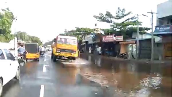 Breakdown of the main giant drinking water pipe..Drinking water that flooded the road Breakdown of the main giant drinking water pipe..Drinking water that flooded the road