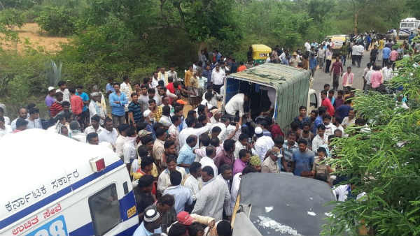 12 people died in a collision between an auto rickshaw and a bus in Chintamani, karnataka 12 people died in a collision between an auto rickshaw and a bus in Chintamani, karnataka