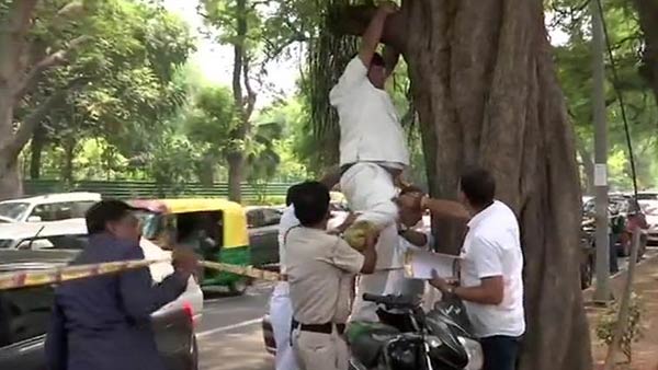 Congress worker attempts suicide in Delhi Congress worker attempts suicide in Delhi