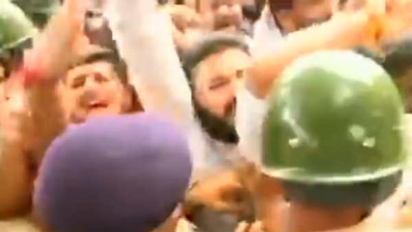 BJP, Congress workers clash in Bangalore BJP, Congress workers clash in Bangalore