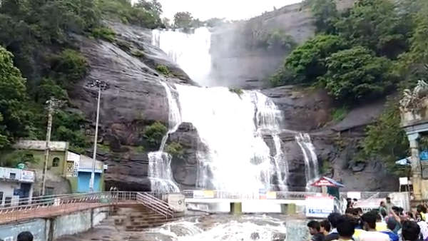 Floods at Courtallam Falls: Tourist bathing banned Floods at Courtallam Falls: Tourist bathing banned