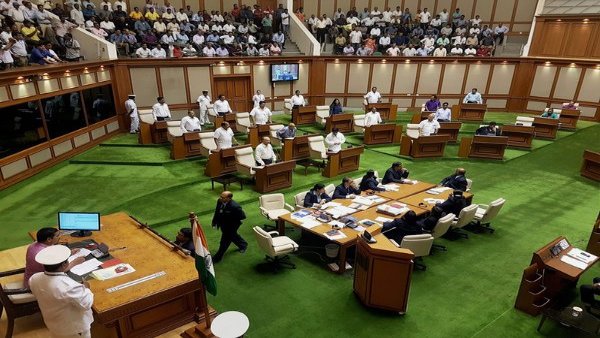 Goa CM to drom 4 ministers from Cabinet? Goa CM to drom 4 ministers from Cabinet?