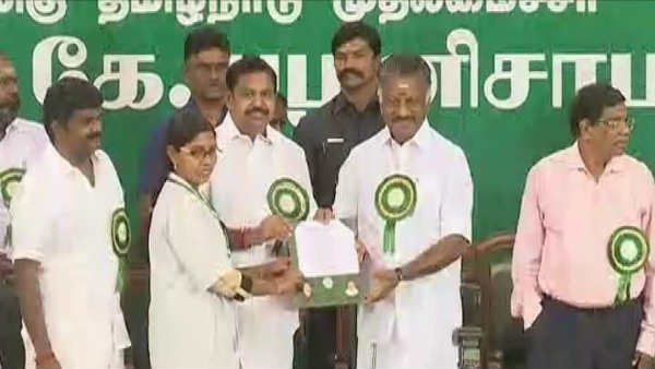 584 appointment orders for medical officers; Chief Minister Palanisamy Presented 584 appointment orders for medical officers; Chief Minister Palanisamy Presented