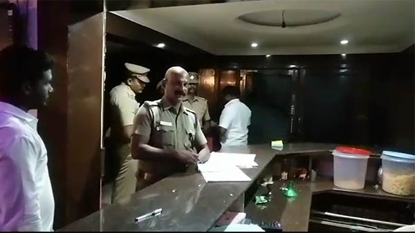 7 drunken people attacked the Bar Cashier in Thiruvallur 7 drunken people attacked the Bar Cashier in Thiruvallur
