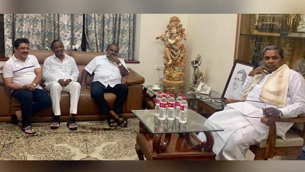 Kumaraswamy speaking to Congress dissatisfied MLA Nagaraj .. Meeting at Siddaramaiahs house Kumaraswamy speaking to Congress dissatisfied MLA Nagaraj .. Meeting at Siddaramaiahs house