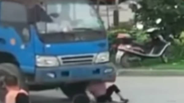 லாரி மீது உரசல்