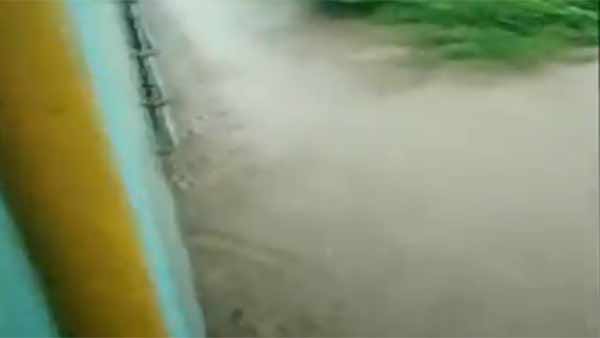 தண்டவாளத்தில் தண்ணீர்