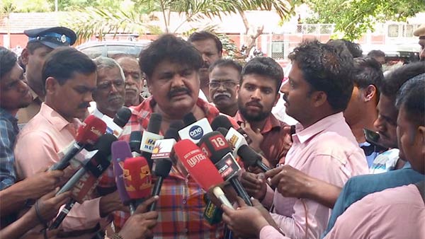 மக்களை நேசிக்கிறார்