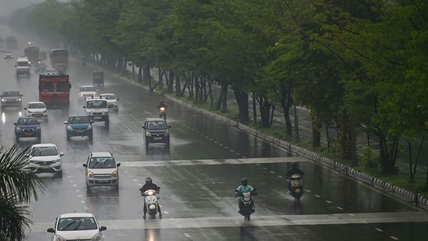 Heavy rains in Mumbai at Overnight.. affect road and rail traffic Heavy rains in Mumbai at Overnight.. affect road and rail traffic