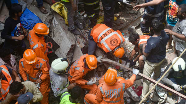 100 year old building collapses in Mumbai.. The number of casualties rose to 14 100 year old building collapses in Mumbai.. The number of casualties rose to 14
